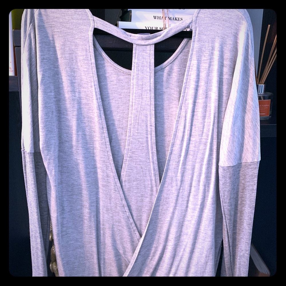 NEW - VENUS Open-back long sleeve shirts (pair)